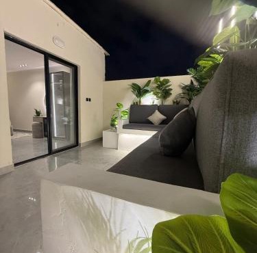1BR Escape 65 inch TV Bathtub & Outdoor Lounge