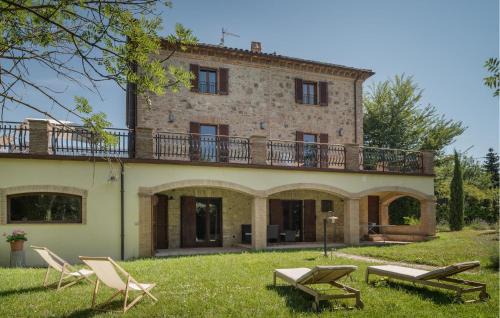 2 Bedroom Amazing Apartment In Avigliano Umbro