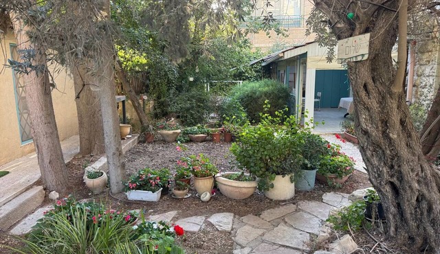 2-bedroom garden apartment in fabulous Baka Jerusalem with AC