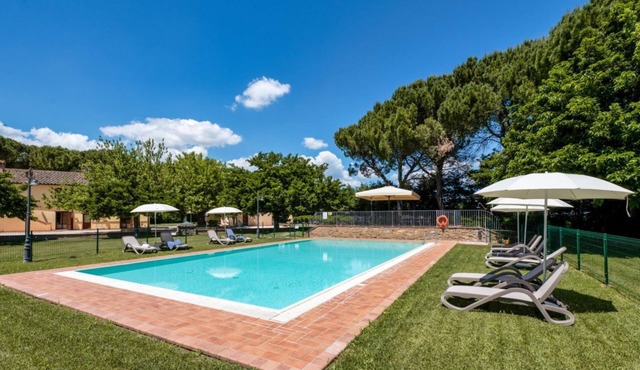 A cozy 65 sq m apartment, located on the first floor of a building without an elevator, can accommodate up to 4 people.The property is located within a characteristic Umbrian-Tuscan farmhouse, featuring a large garden, relaxation areas, and a shared swim