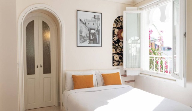 Absinthe Guesthouse: Charming Room With Street View - La Kasbah