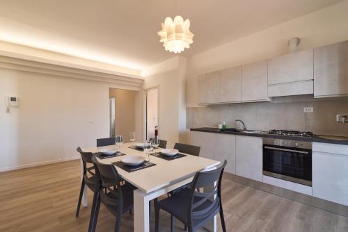 AM Stays 5 - Central Penthouse with View and Parking
