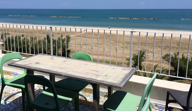 Apartment by the sea. Beach suitable for children, services, new.