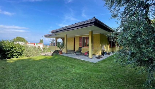 Apartment 'Casa Emiliano' with Lake View, Wi-Fi and Air Conditioning in Padenghe Sul Garda