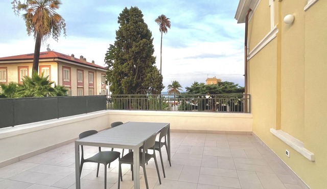 Apartment in Art Nouveau villa completely renovated waterfront center