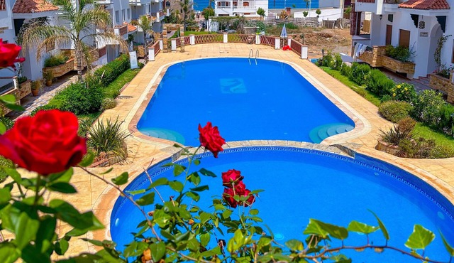 Apartment with pool direct access to sea