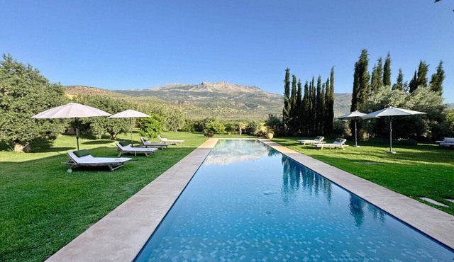 Atlas Retreat: Luxury B&B with Mountain Views