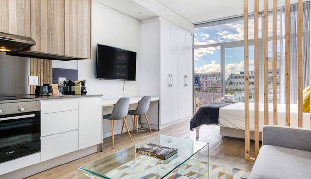 Backup-Power Modern New York Style Luxury Apartment on Popular Bree Street