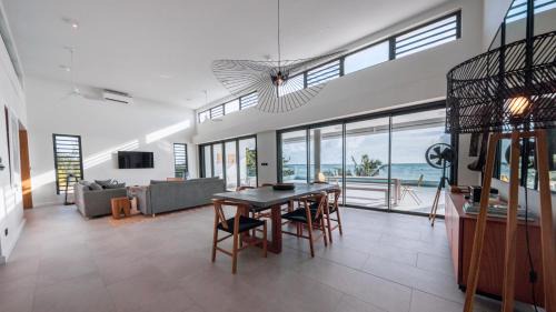Beach front penthouse in Pereybere in Grand-Baie