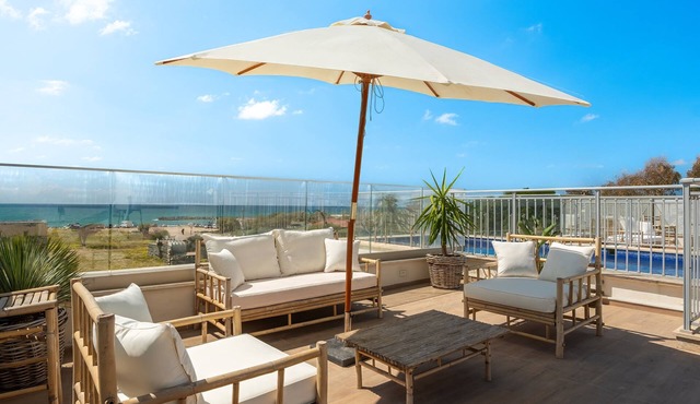 Beachfront Apartment with Balcony and Rooftop Pool