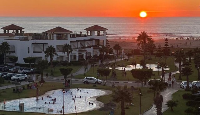 Beachfront Apartment in Assilah, Private Solarium, 4 Pools, Secure Residence, WiFi, Parking