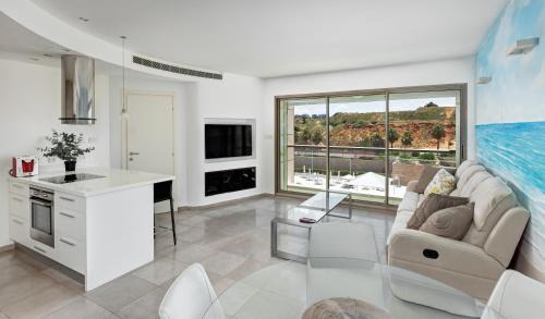 Beautiful 2bd family apt by the beach - pool & parking & gym