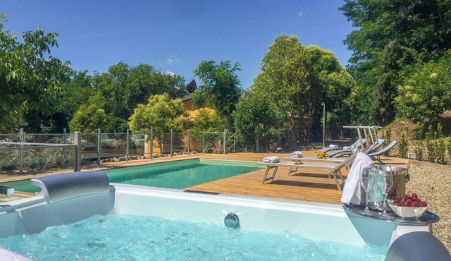 Beautiful private villa for 12 guests with WIFI, A/C, hot tub, private pool and TV