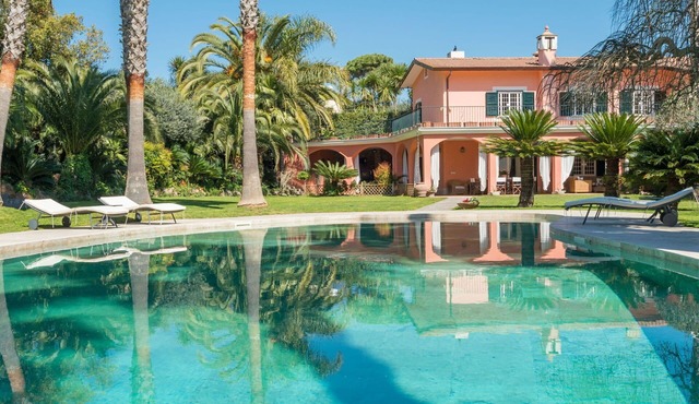 Beautiful private villa with WIFI, hot tub, private pool, A/C, TV, patio and pets allowed