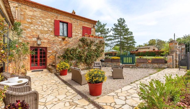 Beautiful restored farmhouse with swimming pool in the quiet of the Sienese hills.