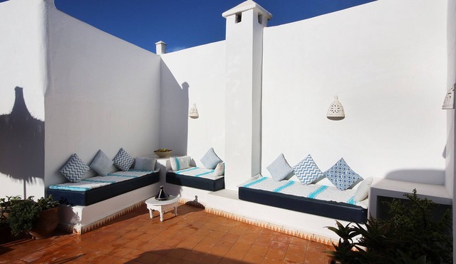 Beautiful riad for 6-8 persons, quiet, central, 5mn walk to the sea
