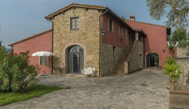Beautiful room for 2 guests with WIFI, A/C, pool, TV, veranda and pets allowed, close to Perugia