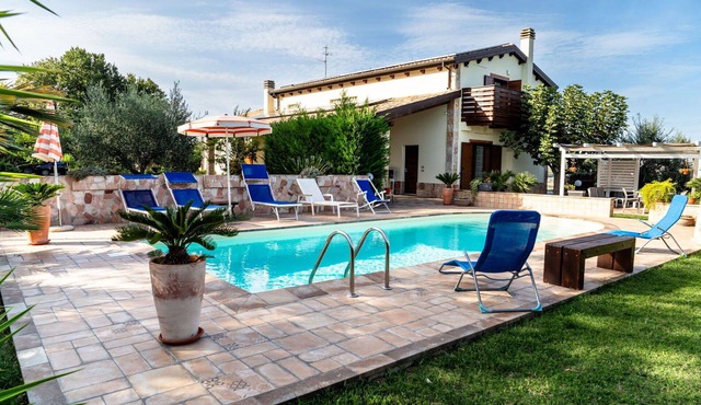 Beautiful villa for 5 people with WIFI, pool, A/C, TV and patio