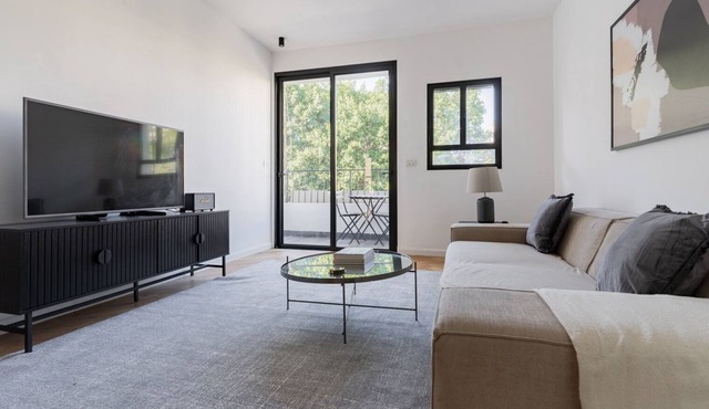 Blueground | Old North, Renovated, Balcony (TLV-39)