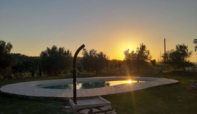 Bright apartment in farmhouse with pool and view of Assisi