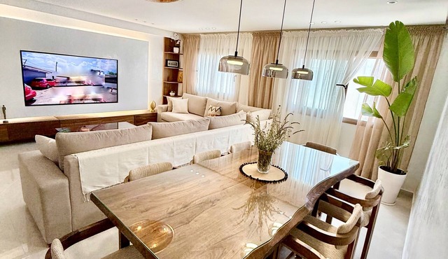 Bright & Modern Apartment in the City Center – 6 Min Walk to the Bay