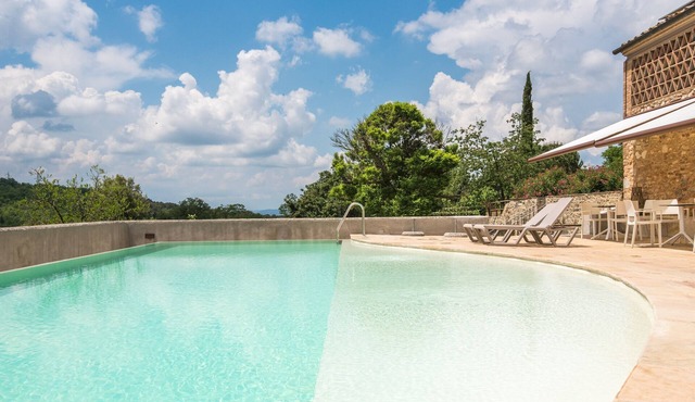 Brotes: Chic Apartment in Tuscany with Pool, Hot Tub, Shared Sauna, WiFi & Air Conditioning in Sovicille