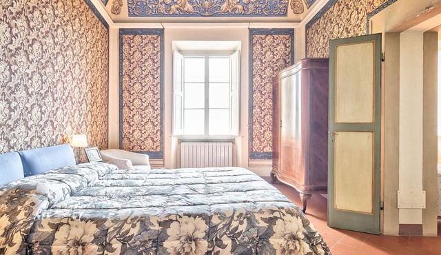 Casa degli Affreschi - painted walls and ornate ceiling in town centre