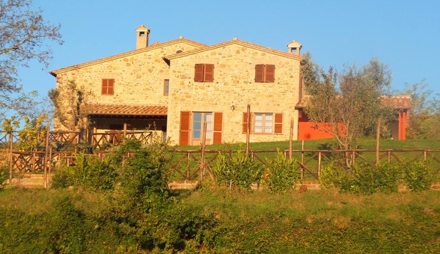 Casale in pietra nelle tranquille colline umbre nelle vicinanze di Orvieto.