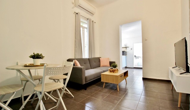 Charming 1-bedroom apartment located in a beautiful apt complex in Neve Tzedek