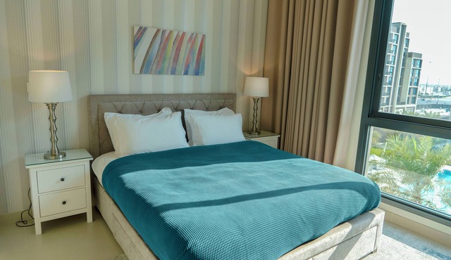 Charming 2BR apartment, beach access and pool view, ideal for extended stays.