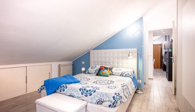 Comfortable attic located on the third and last floor of a building without a lift.It comfortably accommodates two people in 40 m2 of space with a double bedroom.Small building with a green space and ample free parking in front of the house, near the cen