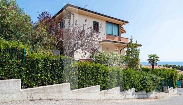 Completely independent and with its own private garden, Villa Mila is strategically located, ideal for those wishing to enjoy a beach vacation in the peace and quiet of a residential area well connected to the city center.