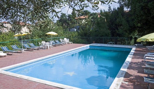 Cosy apartment for 7 guests with WIFI, pool, TV, patio and pets allowed