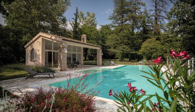 Cosy apartment on a tranquil estate with shared pool & mountain views