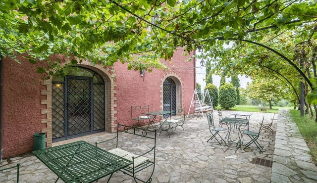 Cosy room for 4 guests with pool, WIFI, A/C, TV, veranda and pets allowed, close to Perugia
