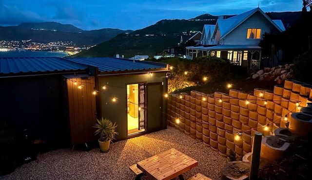 Couples cosy 1-bedroom cottage with stunning view over Simonstown Bay