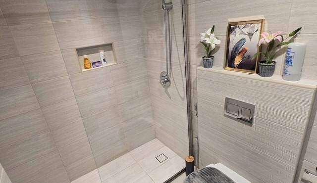 Cozy 1-bedroom apartment in awesome Hoora with WiFi, A/C, Gym