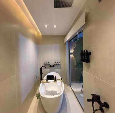 Cozy 1BR 65 inch TV Bathtub and Outdoor Seating
