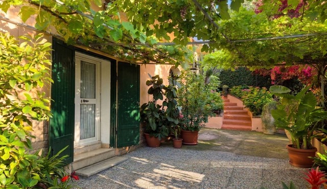 Cozy Apartment for 4 with Private Parking near Rome
