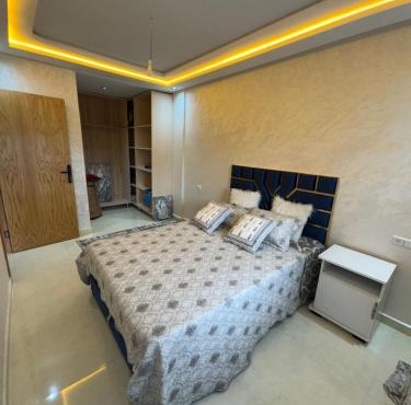 Cozy modern apartment 3 min drive beach access
