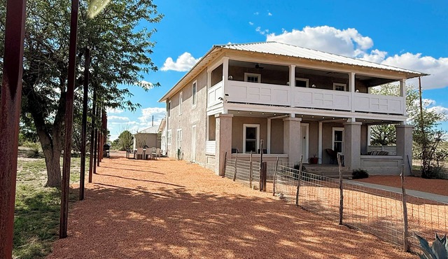 Dickson Marfa House - Spacious 7-Bedroom Vacation Rental + Events in Marfa