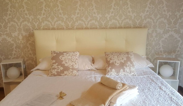 DOUBLE ROOM SHARED BATHROOM IN DONIZETTI ATTIC in Bergamo