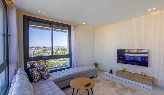 Elegant 3BR Apartment - Gym, Terrace & Nice View