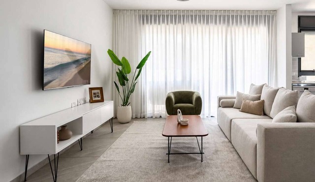 Elegant 4BR Stay l Balcony & Mamad