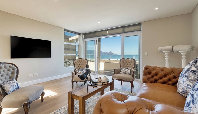 Elegant Coastal Luxury Villa Near Cape Town | Walk to Beach & Dining, sleep 6,