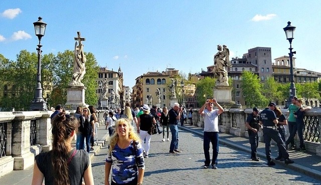 Elegant Penthouse with Breathtaking Views of Castel Sant’Angelo
