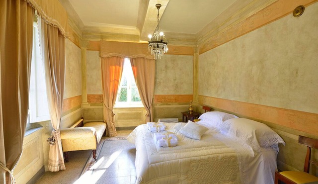 ELEGANT VILLA WITH FRESCOES AND PRIVATE PARK