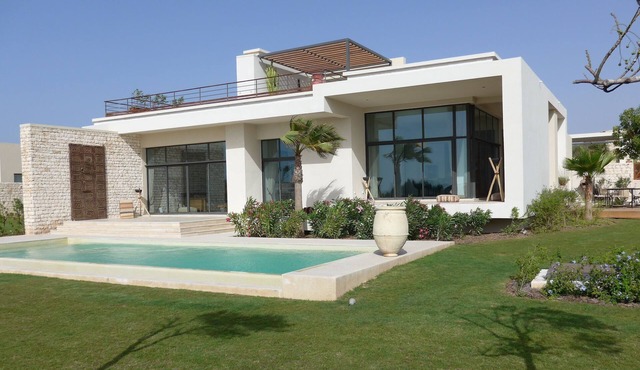 Exceptional villa of 400m2 with private heated pool and its domestic employee