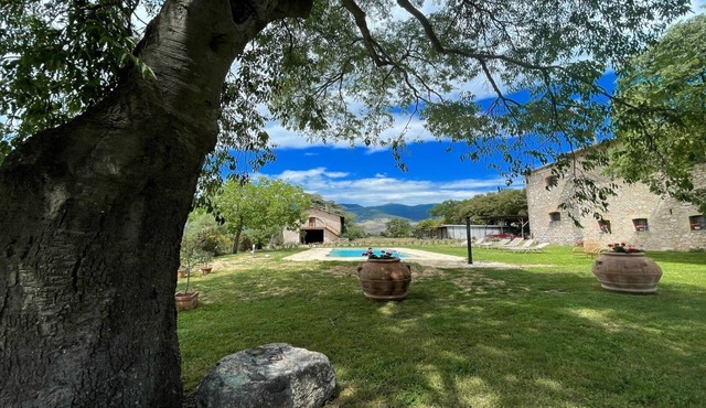 EXCLUSIVE POOL- OPEN ALL YEAR, SPOLETO BIO-FARM - SLEEPS 8, WIFI, AIRCON