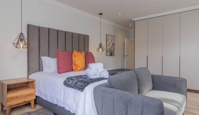 Executive 1-bedroom cottage in Hermanus with AC and kitchen.